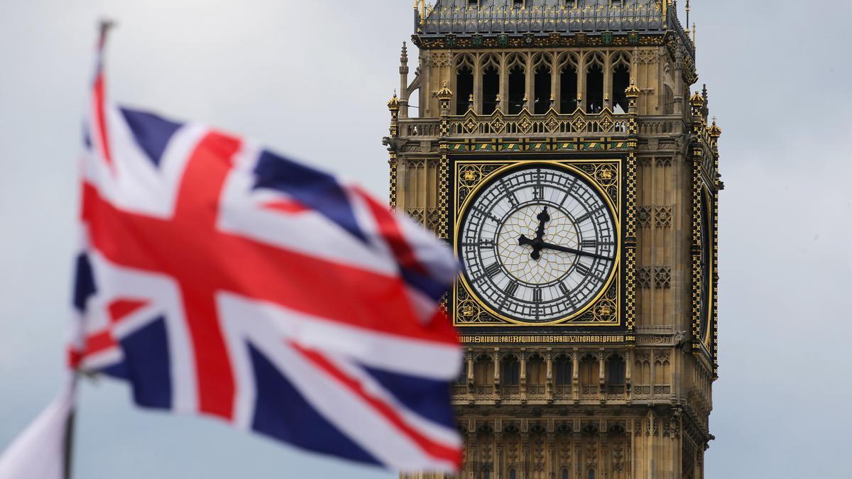 Archivo - Bandera de Reino Unido con el Big Ben de fondo.