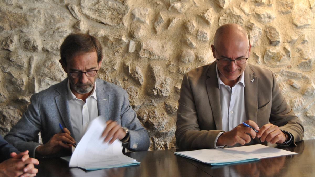 El director general Corporatiu i d’Operacions d’Eurecat, Xavier López, i pel rector de la UdG, Quim Salvi, signen un conveni per crear un espai d&#039;investigació