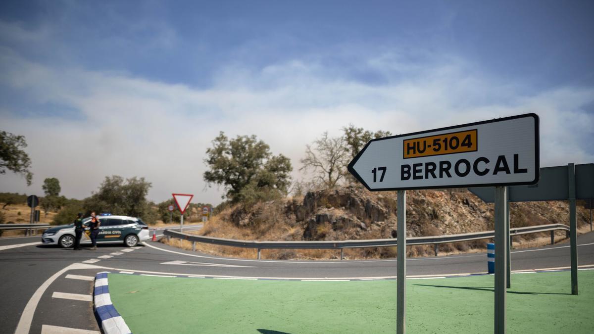 Carretera de acceso al Berrocal (Huelva) cortada por el incendio de Niebla (Huelva). A 10 de agosto de 2026 en Niebla, Huelva (Andalucía, España). Los efectivos aéreos de EMA Infoca trabajan ya en la mañana de este lunes en la extinción del incendio forestal declarado el pasado jueves en Niebla (Huelva) y después de una noche en la que el operativo ha logrado recuperar la estrategia de defensa frente a la zona norte del foco. Desde las 9,00 horas operan dos aviones anfibios ligeros y un helicóptero pesado, aunque se espera la incorporación de más de estos medios a partir de las 9,30 y, por tanto, la previsión de que se alcanzarán los 26 de este pasado domingo. 10 AGOSTO 2026 Clara Carrasco / Europa Press 10/08/2026. Francisco Toscano;Clara Carrasco