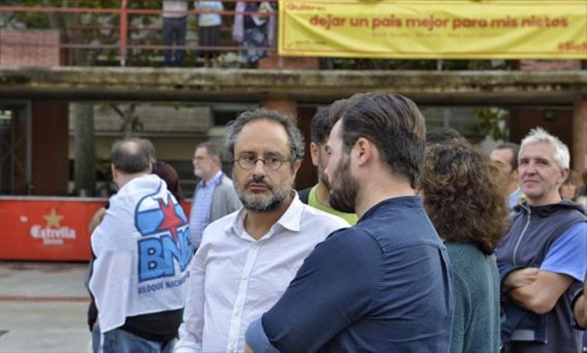 Baños i Gabriel Rufián 8 El candidat de la CUP i el membre de Súmate, a la plaça Sóller de Barcelona.