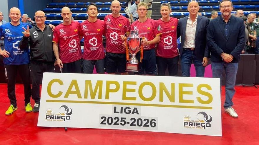 El Real Club Priego Fundación Kutxabank celebra su undécima Superdivisión con otra victoria en casa y recibiendo el trofeo de campeón
