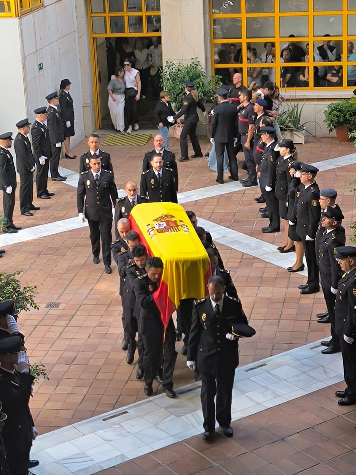 El féretro del subinspector, seguido de los familiares.