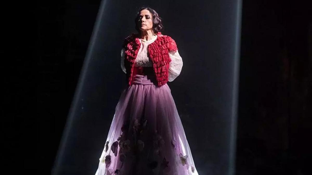La bailaora y coreógrafa Eva Yerbabuena durante su obra 'Al igual que tú', que este domingo presenta en el Teatro de la Maestranza de Sevilla.