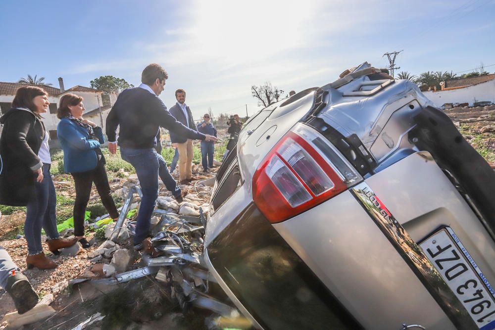 El presidente del PP, Pablo Casado, visita la zona de Almoradí en la que se rompió la mota del Segura