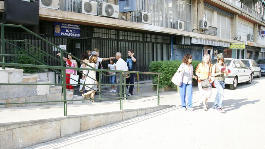 Caen dos ratas en la oficina del DNI de la calle Isaac Albéniz al desprenderse el falso techo