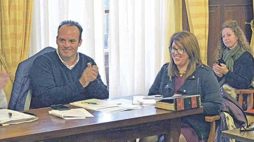 Roig junto a la nueva edil regionalista, Vesna Van Buuren Sanchís.