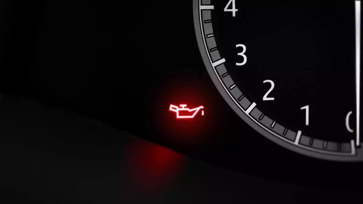 Alerta por el testigo rojo con forma de lata que parpadea en tu coche este verano: para de inmediato, llama a la grúa y te puede costar entre 10 y 1.000 euros