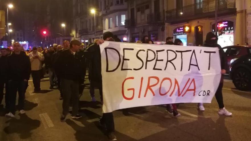 Unes 150 persones convocades pel CDR tallen la circulació al centre de Girona