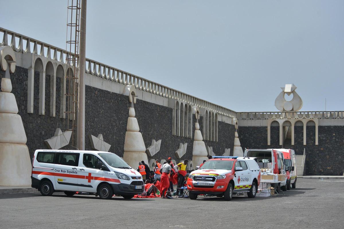 Varias personas son atendidas por los servicios sanitarios, en el muelle de La Restinga, a 4 de octubre de 2023, en El Hierro, Islas Canarias (España). Durante el día de hoy, 4 de octubre, Salvamento Marítimo ha interceptado cerca de El Hierro un cayuco,