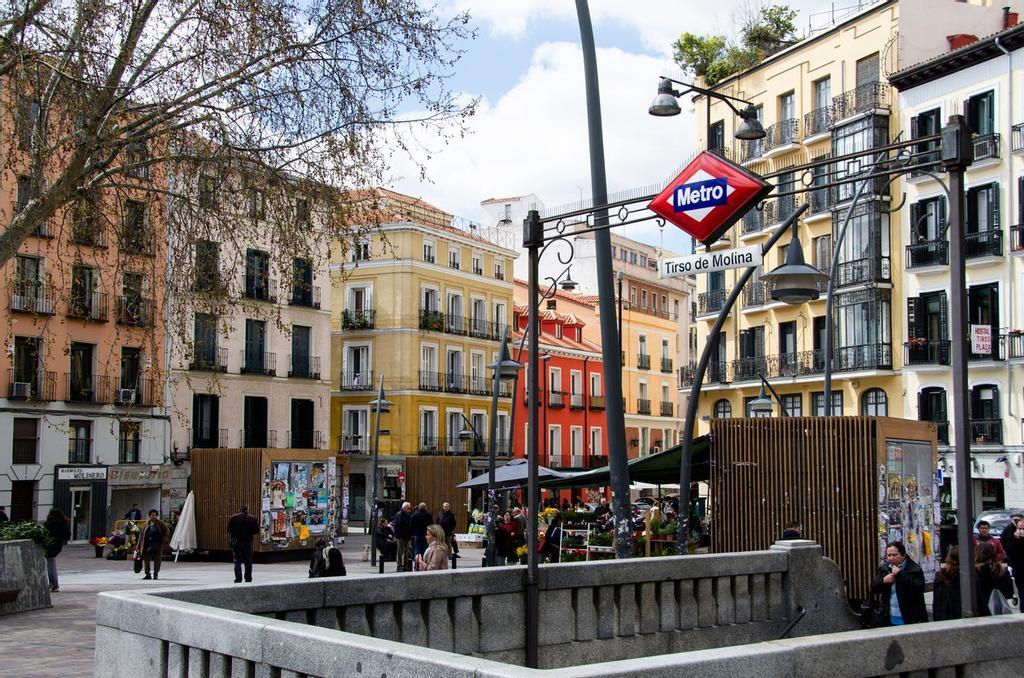 Vista del exterior de la estación de Tirso de Molina, un enclave misterioso.