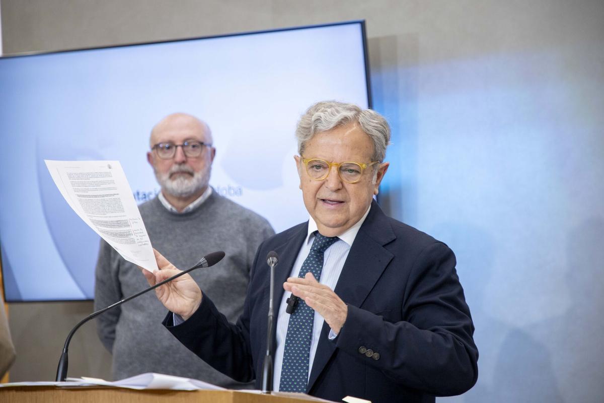El presidente de la Diputación de Córdoba, Salvador Fuentes, durante la rueda de prensa en la que ha explicado las acciones que tomarán tras el nuevo rechazo de las obras de La Colada