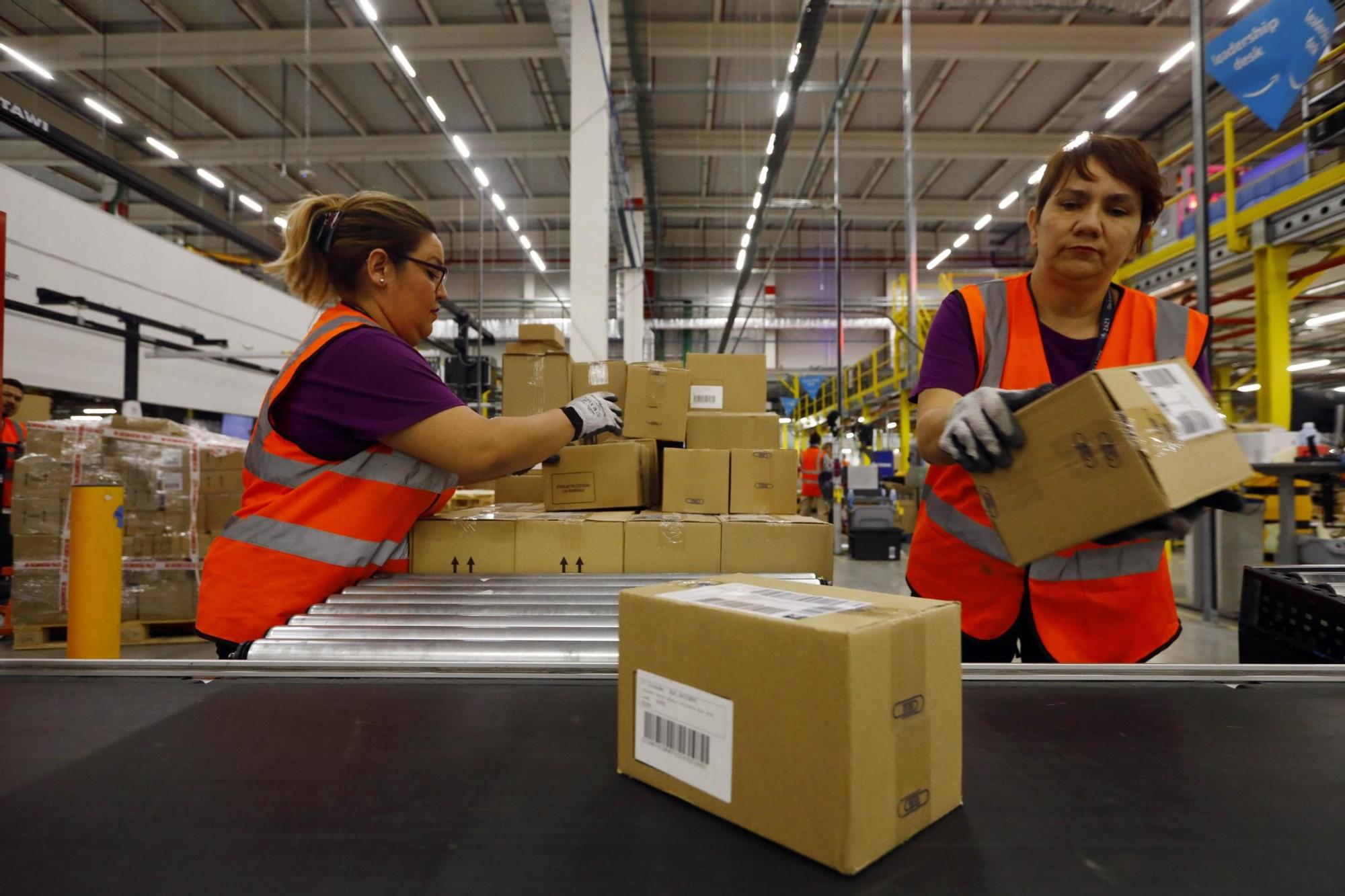 EN IMÁGENES | Así se trabaja en el gran centro de mercancías de Amazon en Zaragoza a las puertas del Black Friday