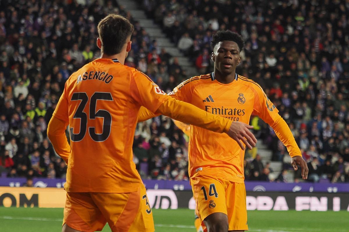 El centrocampista del Real Madrid Jude Bellingham y el defensa Raúl Asencio, durante el partido de la jornada 21 de LaLiga que Real Valladolid y Real Madrid disputan hoy sábado en el estadio José Zorrilla. EFE/R. García