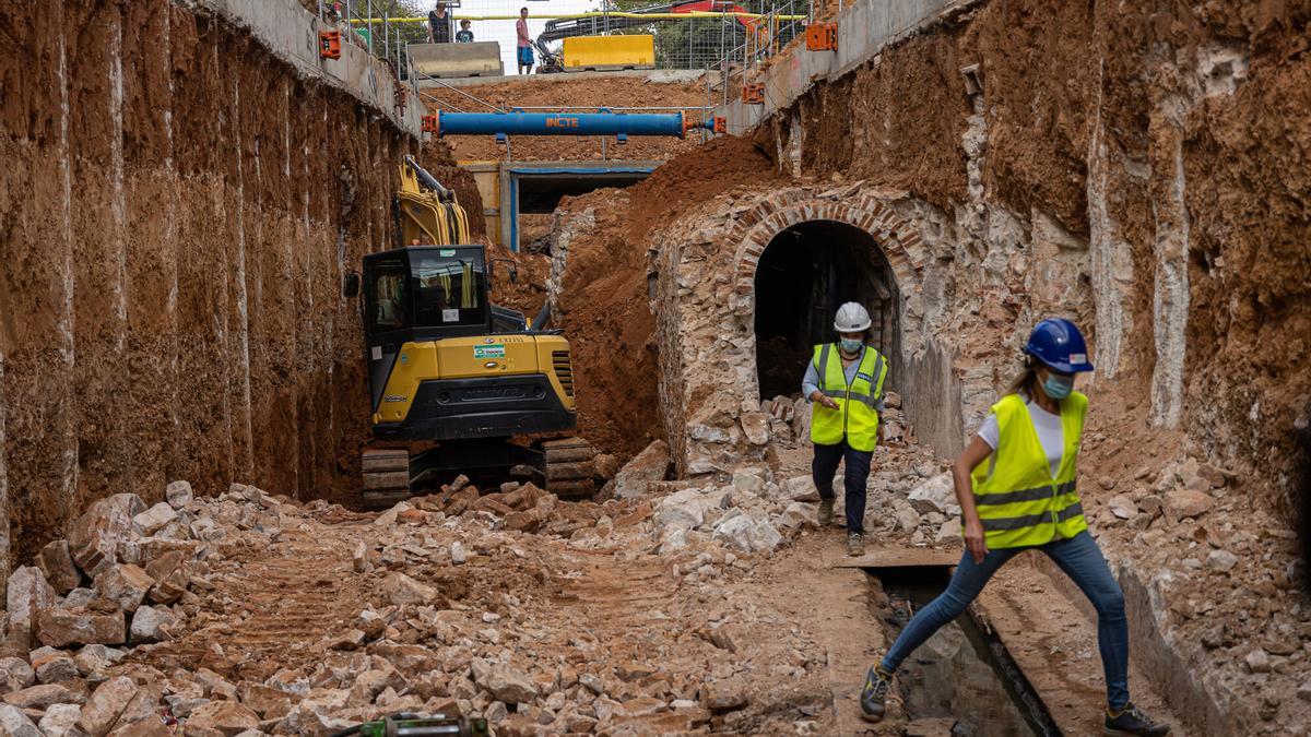El colector de la Diagonal, a la altura de Verdaguer, durante las obras a cielo abierto en 2021.