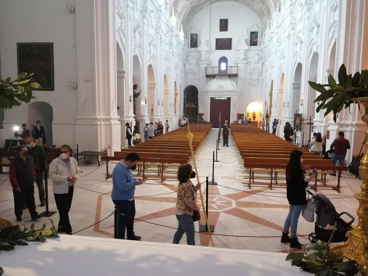 Algunos de los asistentes a la exposición con las imágenes de la Semana Santa de Fernán Núñez.