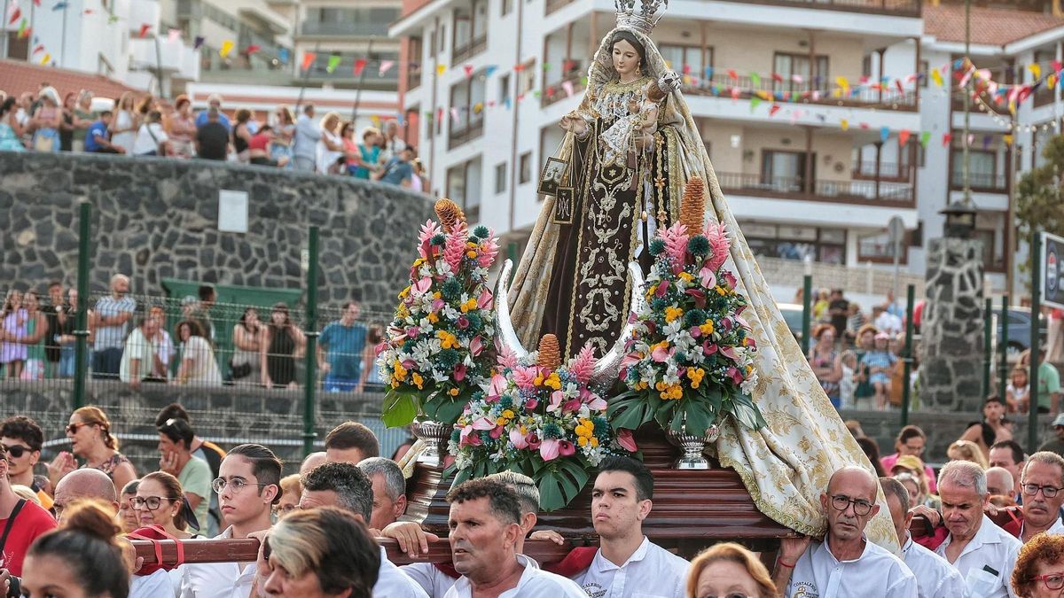 Imagen de la Virgen del Carmen en procesión.