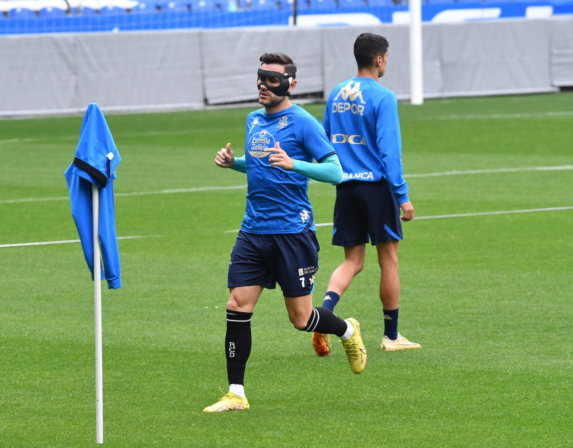 Lucas y Quiles entrenan con máscaras en Riazor