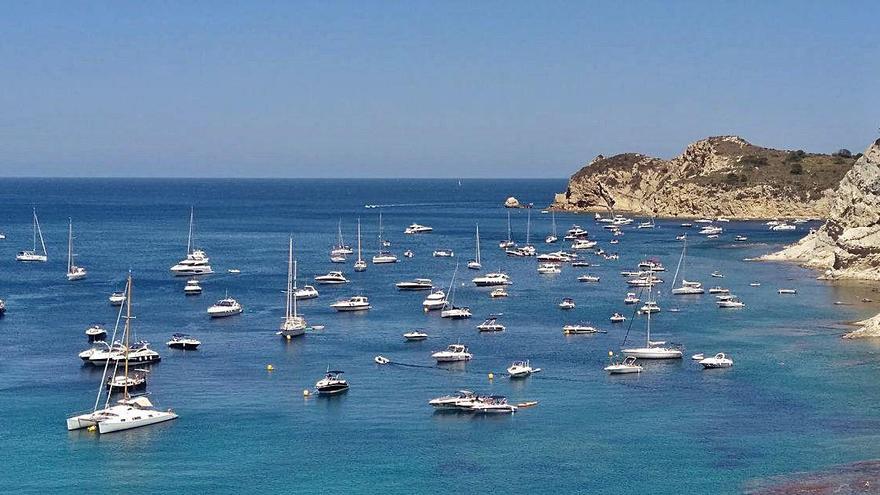 La Sardinera y la Cala Blanca, a tope de embarcaciones los fines de semana