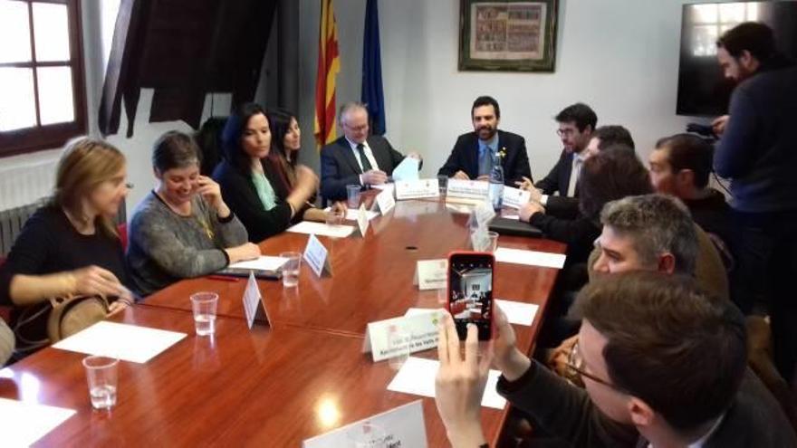 Roger Torrent encapçala la taula de reunions amb els alcaldes de l&#039;Alt Urgell, ahir a la Seu