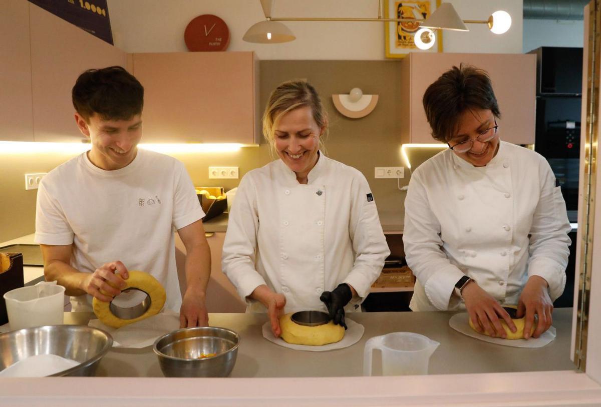 Por la izquierda, Mario Aragonés, Cristina Arias Sopeña y Paula Ribotta, en su obrador de Salinas.  | MARA VILLAMUZA