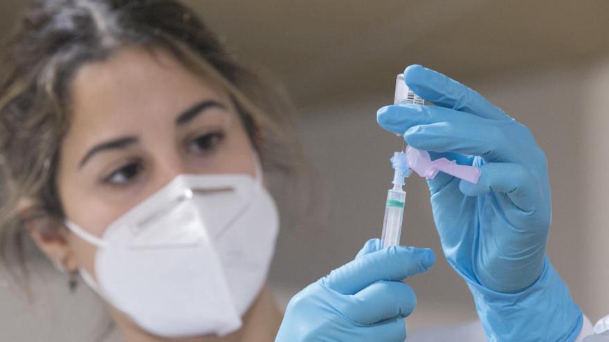 Una enfermera prepara la segunda vacuna de Pfizer en Gijón.