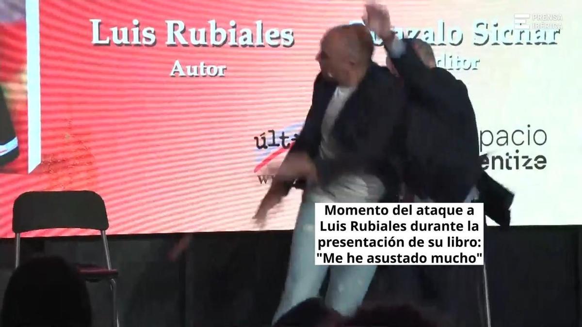 Im Video: Hier wird Skandal-Fußball-Boss Rubiales von seinem Onkel bei einem Event mit Eiern beworfen