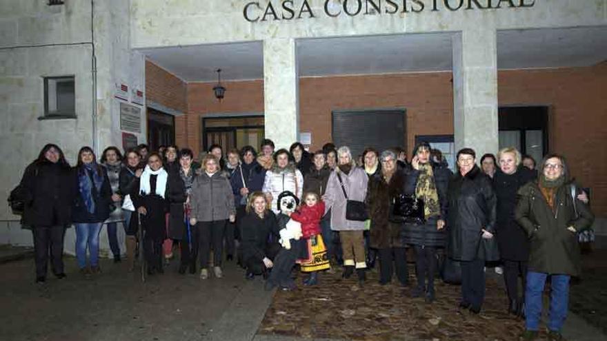 Foto de familia de las águedas frente al Ayuntamiento de Alcañices.