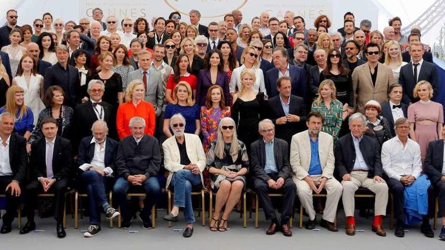 Fotografía de familia de las estrellas que homenajearon, ayer, al Festival de Cannes por su 70 aniversario.