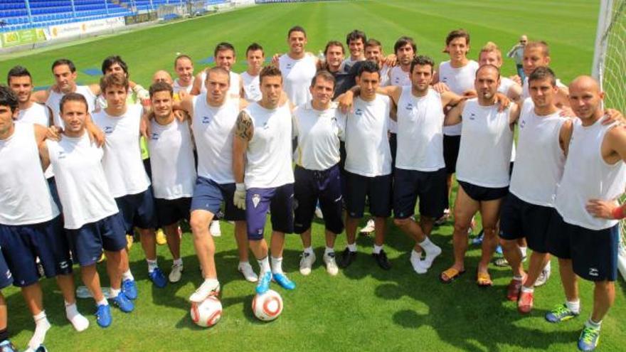 La plantilla del Alcoyano posa al término del entrenamiento que ayer se celebró en El Collao.