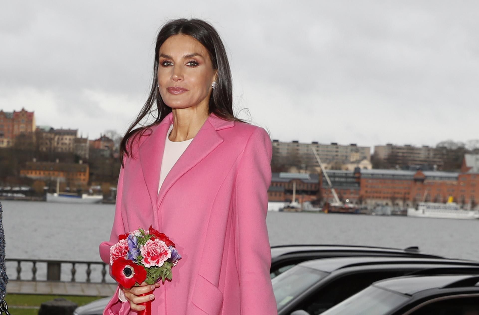 Letizia con abrigo rosa en Estocolmo