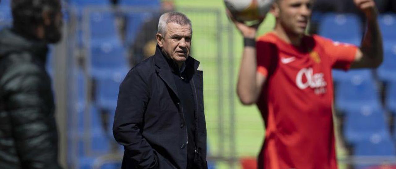 Javier Aguirre observa desde la zona técnica.