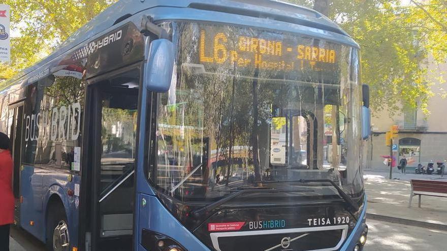 Un bus de la línia L6 aturar a l’avinguda Ramon Folch de Girona.