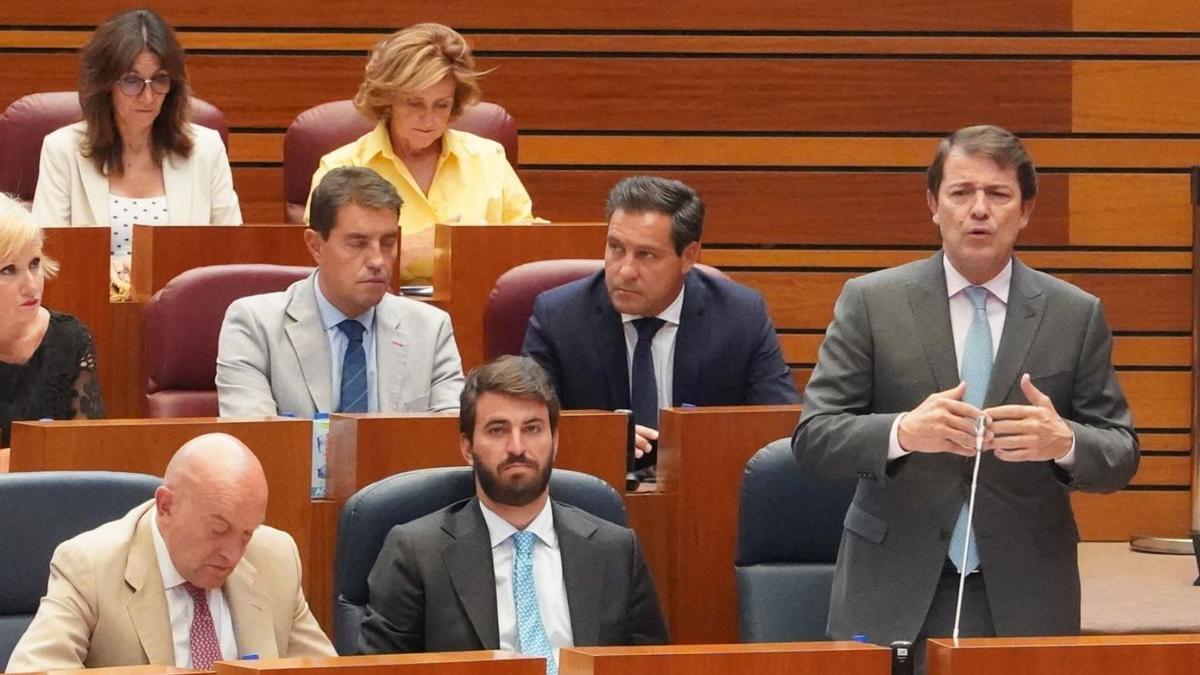 Intervención del presidente de la Junta de Castilla y León, Alfonso Fernández Mañueco, primero por la derecha en el primer pleno de las Cortes de Castilla y León en este periodo de sesiones. | Ical