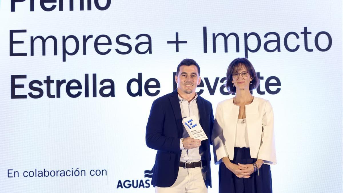 Jesús Hidalgo, jefe de fábrica, recoge el premio Empresa con +Impacto Social.