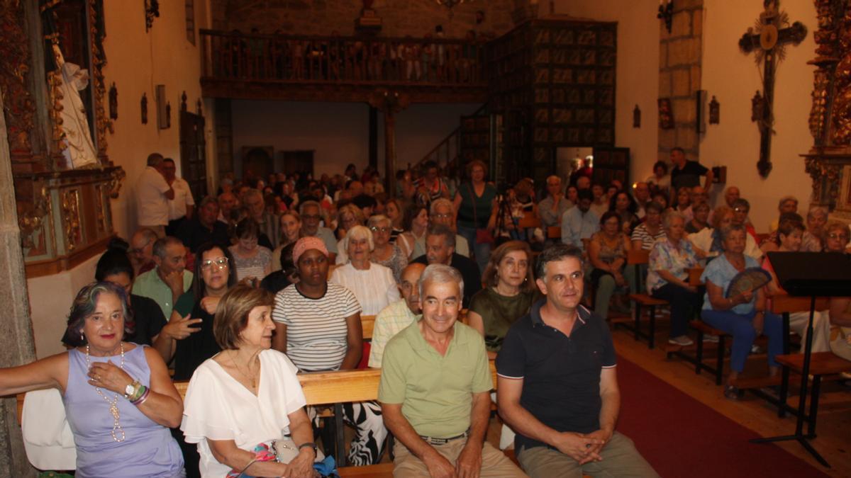 Santana y Amigos de la Ópera emocionan a vecinos y melómanos en Asturianos