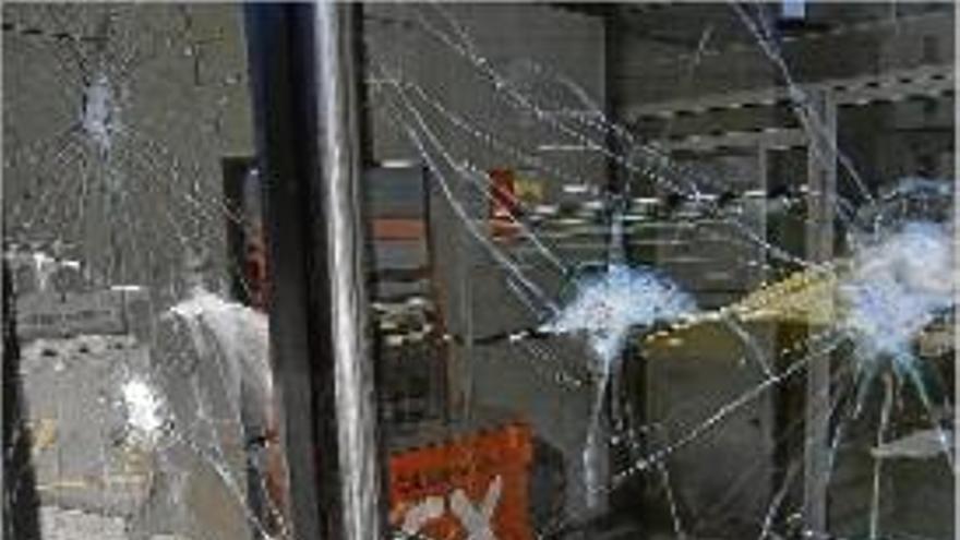 Trenquen els vidres d&#039;una oficina bancària a Manresa