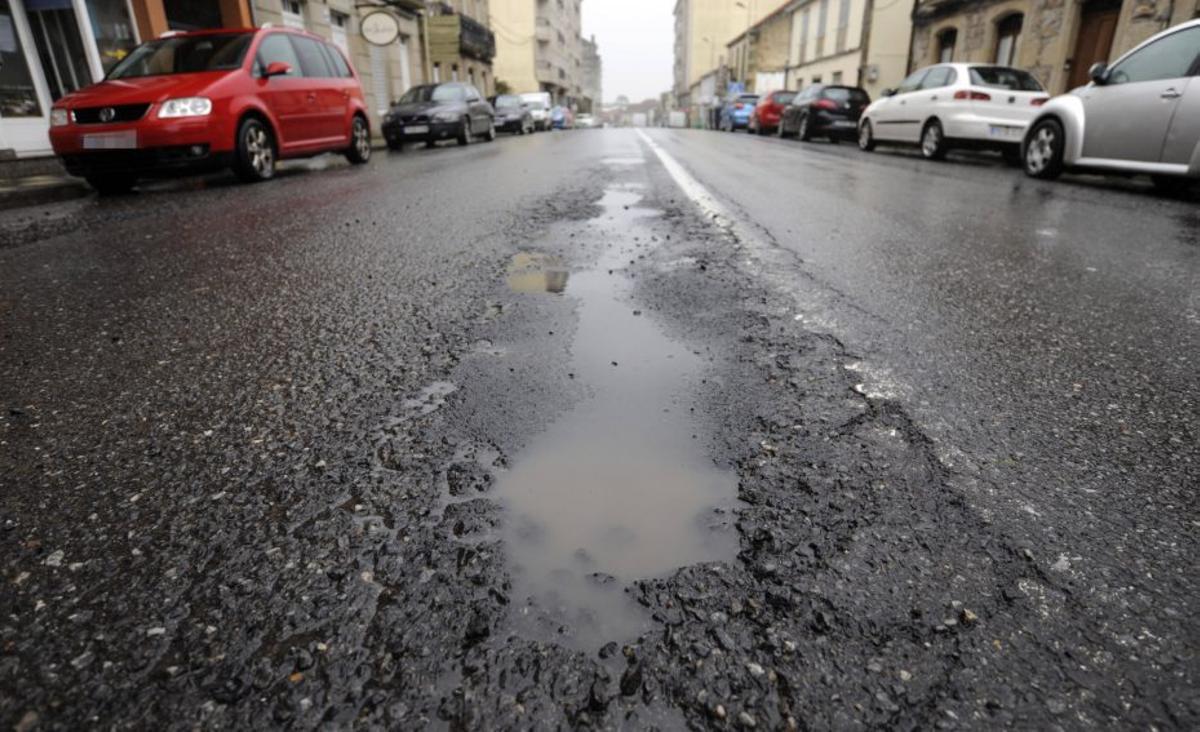 La N-525 en mal estado a su paso por A Bandeira.