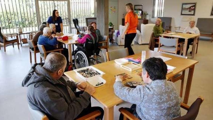 Usuarios del centro de día de Cesantes, donde también se desarrollan programas de atención a personas mayores. // Faro