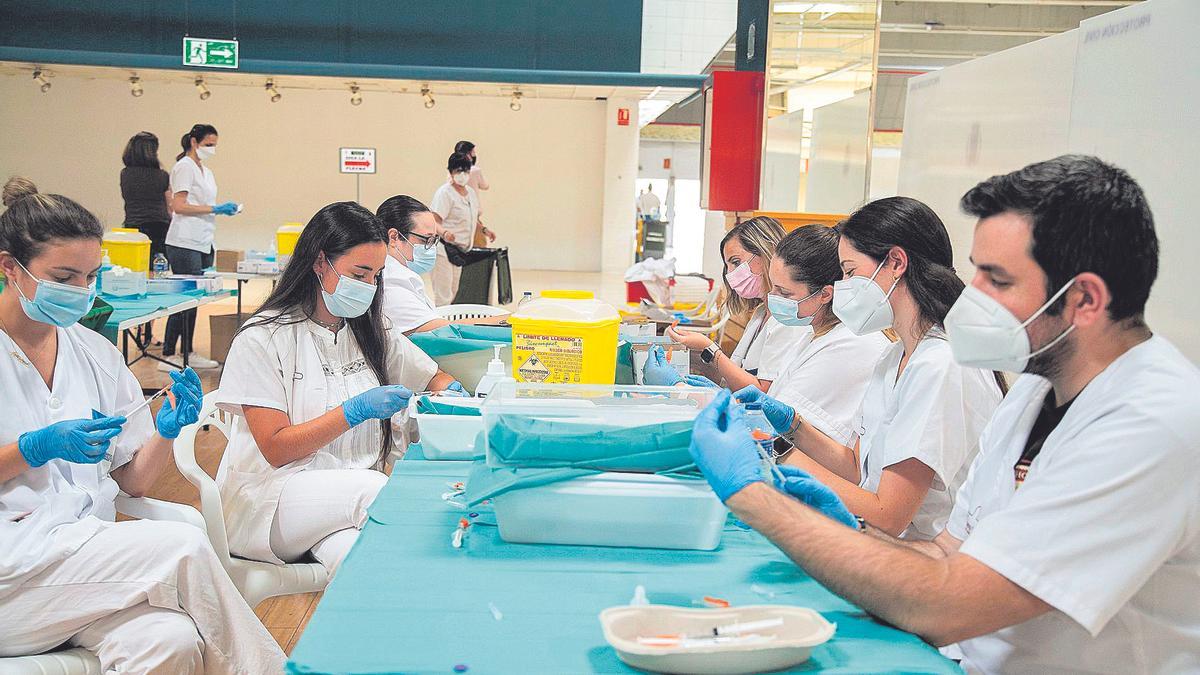 Sanitarios preparando los viales para vacunar en el punto habilitado en Cartagena.