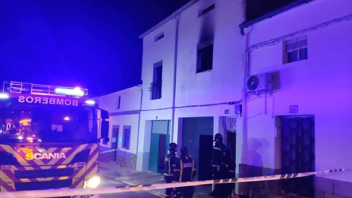 Los bomberos en la puerta de la vivienda siniestrada.