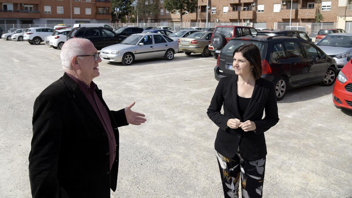 La alcaldesa de Paiporta y el concejal de Interior visitan el aparcamiento.