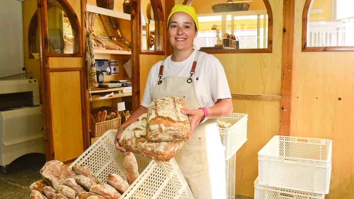 La propietaria de esta histórica panadería de Carballo, Paula Fuentes, con su famoso pan.