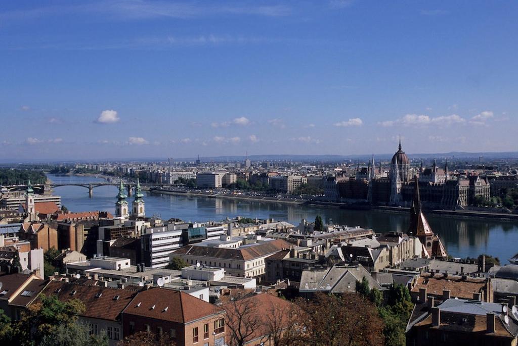 Hungría, Budapest, Barrio del Castillo, vista desde el Bastión de los Pescadores, edificio del Parlamento, río Danubio.