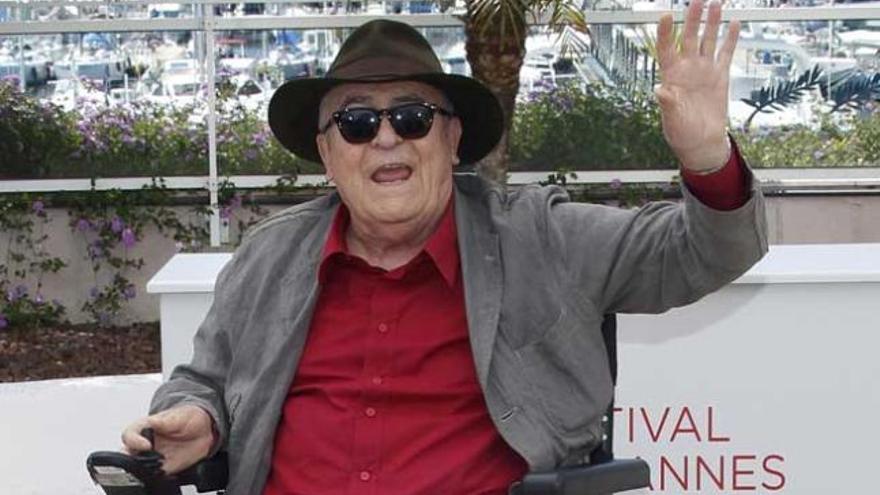 Bertolucci saluda en Cannes.