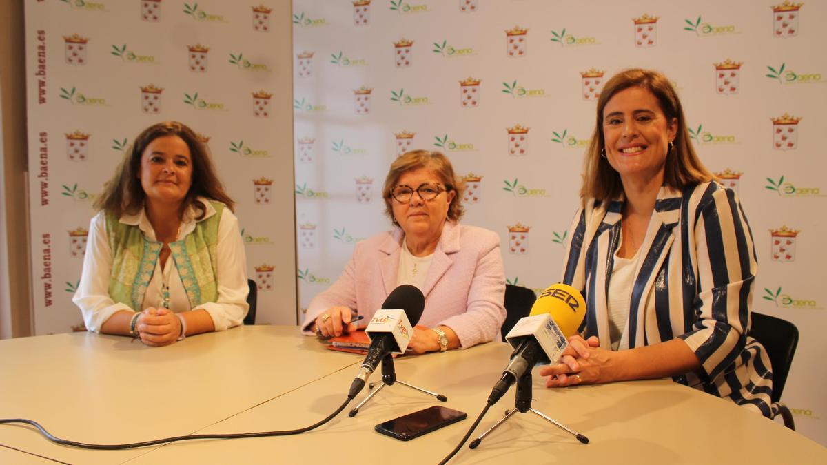 Lidia Pozo, Dolores Sánchez y Cristina Piernagorda, en el Ayuntamiento de Baena.