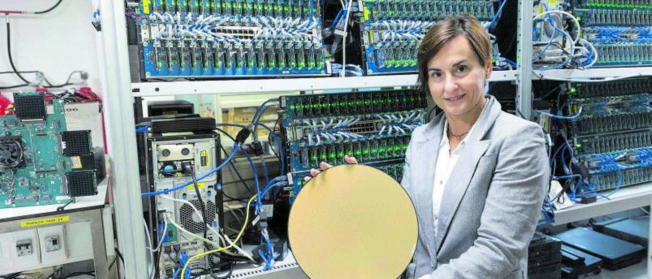 Mayte Bacete, con una oblea de chips, en la sede de Maxlinear |
 Miguel Ángel Montesinos