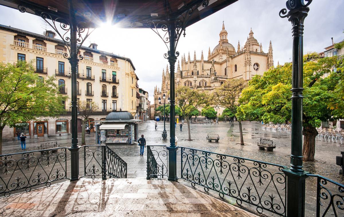 La catedral desde la plaza Mayor de Segovia