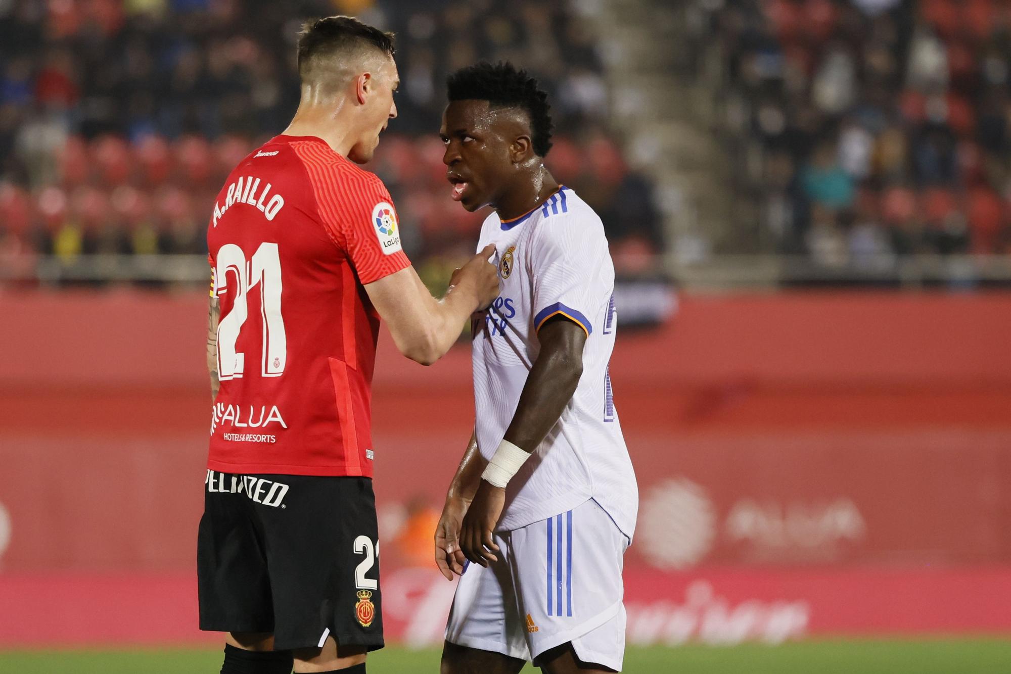 Vinicius se enfrenta a Raíllo en un partido entre el Real Madrid y el Mallorca.