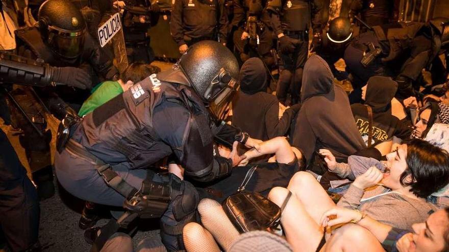 Enfrentamiento entre la Policía y los manifestantes, ayer, en Santiago. // Óscar Corral