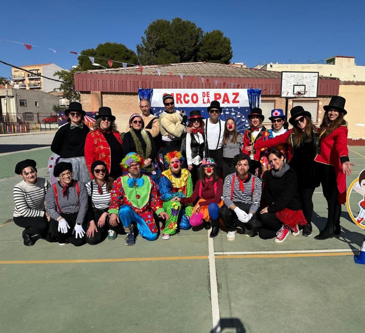 Los docentes se convirtieron en domadores, payasos, malabaristas, equilibristas, forzudos, acróbatas, mimos y magos para deleite de los más pequeños. | L.O.